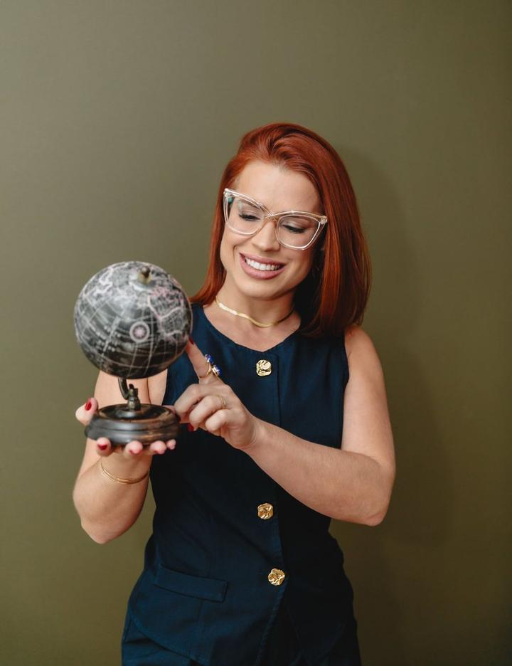Jéssica segurando um globo