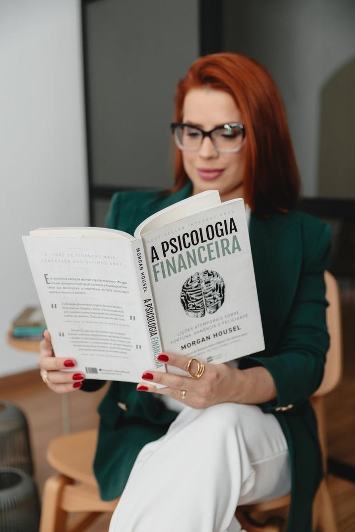 Jéssica Fontoura lendo o livro A Psicologia Financeira